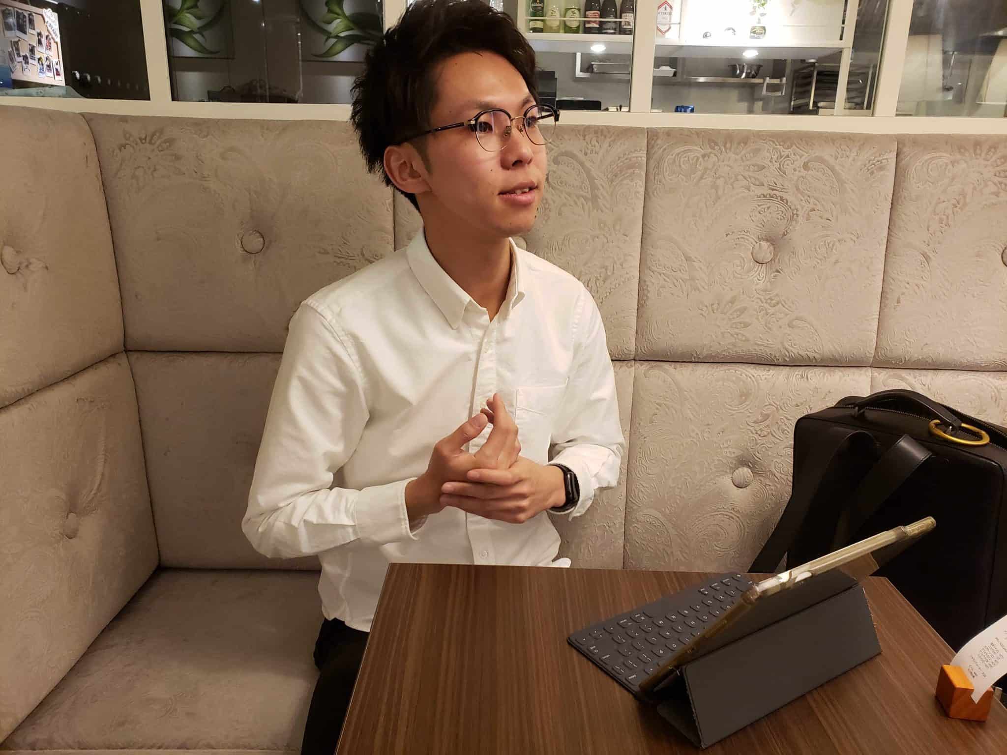 独立後“たった8ヶ月”で年収1,000万円を達成したフリーランスマーケターに「マーケティングで稼ぐ為の極意」を余すことなく聞いてきた。