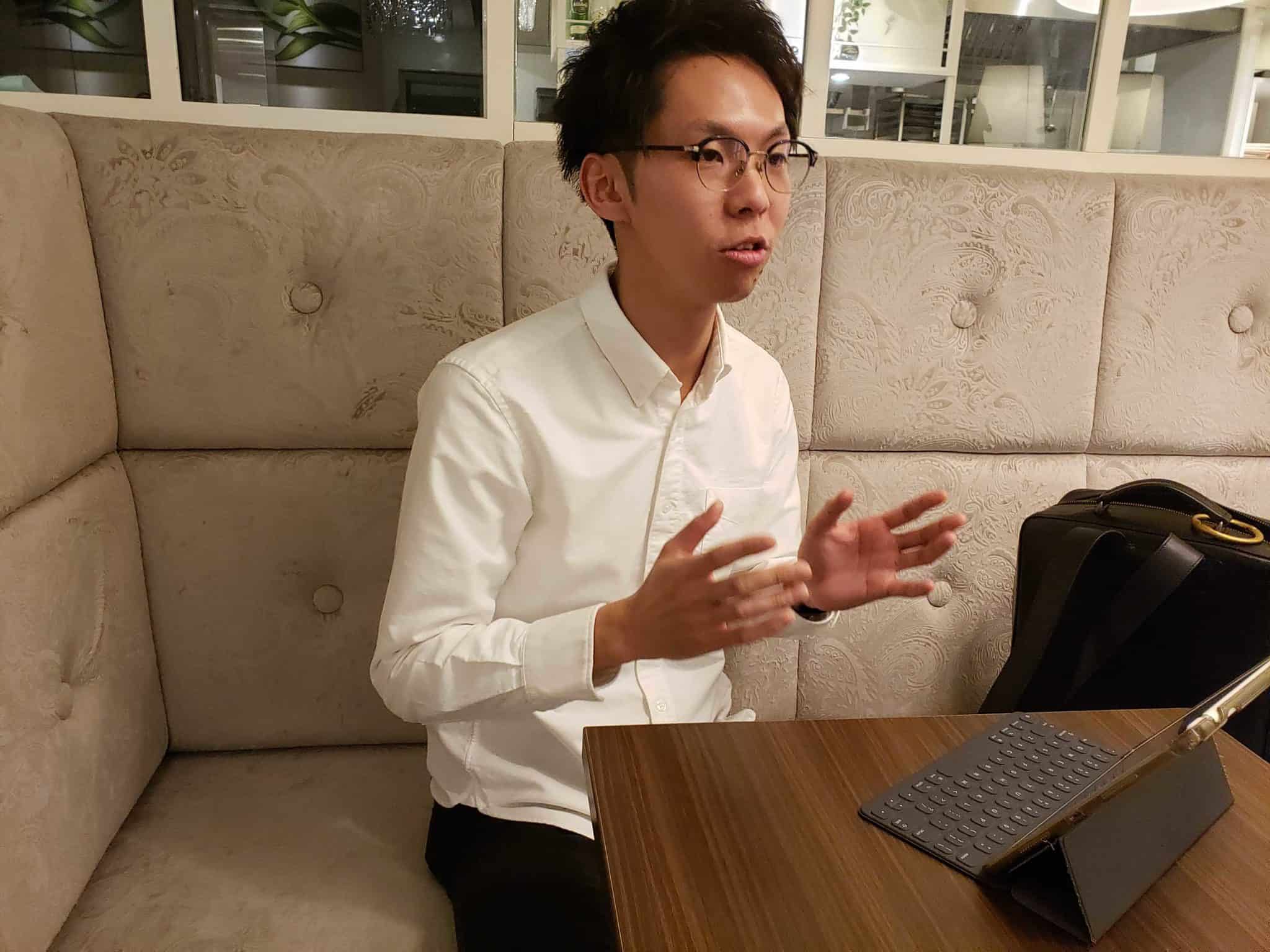 独立後“たった8ヶ月”で年収1,000万円を達成したフリーランスマーケターに「マーケティングで稼ぐ為の極意」を余すことなく聞いてきた。